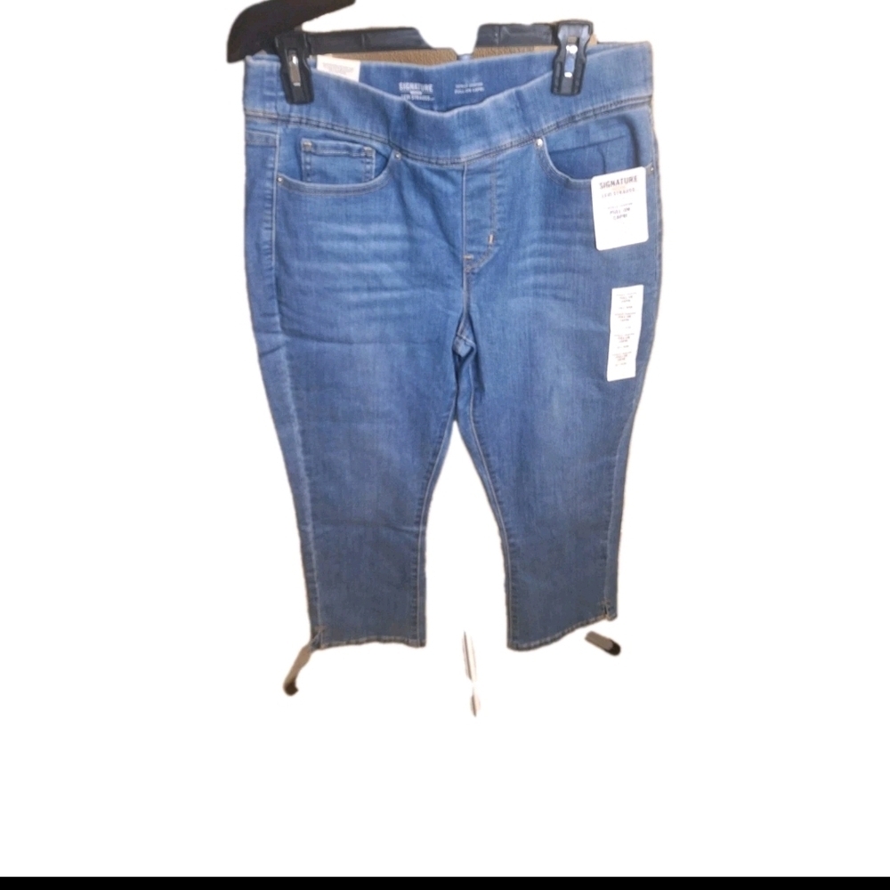 NWT Signature Levi Strauss Women's Pull On Capri Totally Shaping. Size 10
